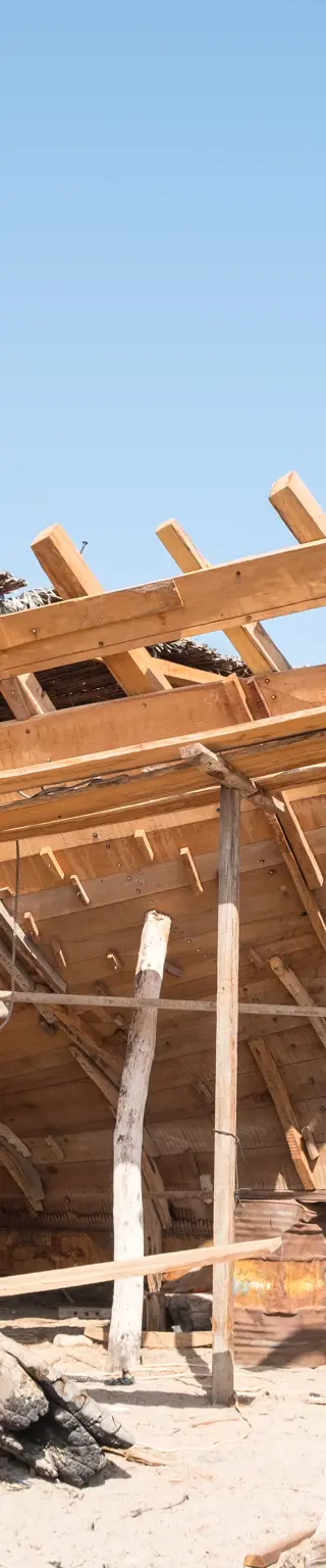 Schaue den Erbauern der Dhows über die Schulter
